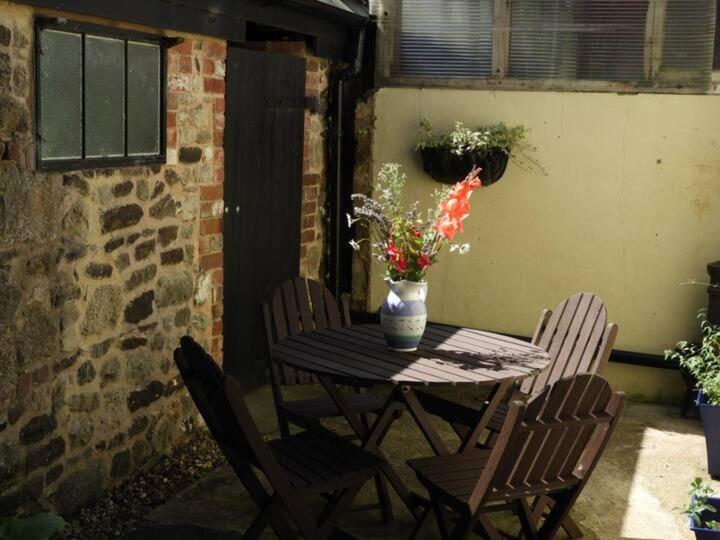 Sycamores Barn - Detached, Private, Secluded Country Retreat Brighstone Exterior photo